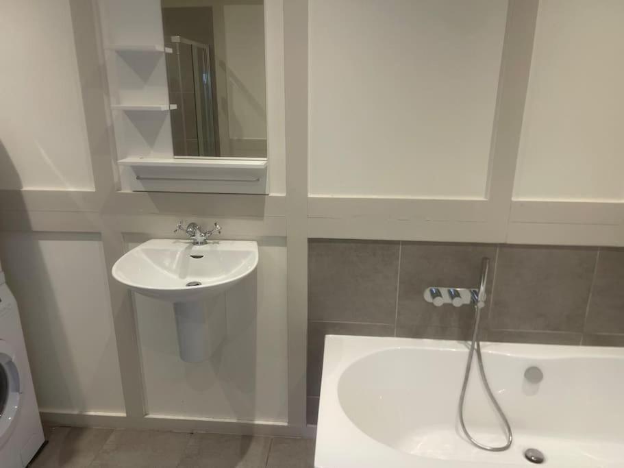 Spacious 2 Bedroom Apartment In The Heart Of Soho. London Exterior photo